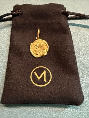 Mejuri Iris necklace pendent in gold vermeil over 925 sterling silver